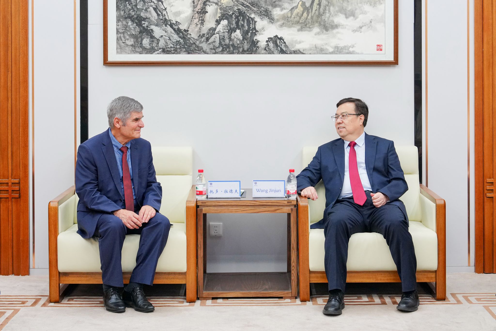 文件名称:20250530 校长王进军(右)会见保加利亚瓦尔纳管理大学校长托多(左).jpg原图大小:4.60MB
