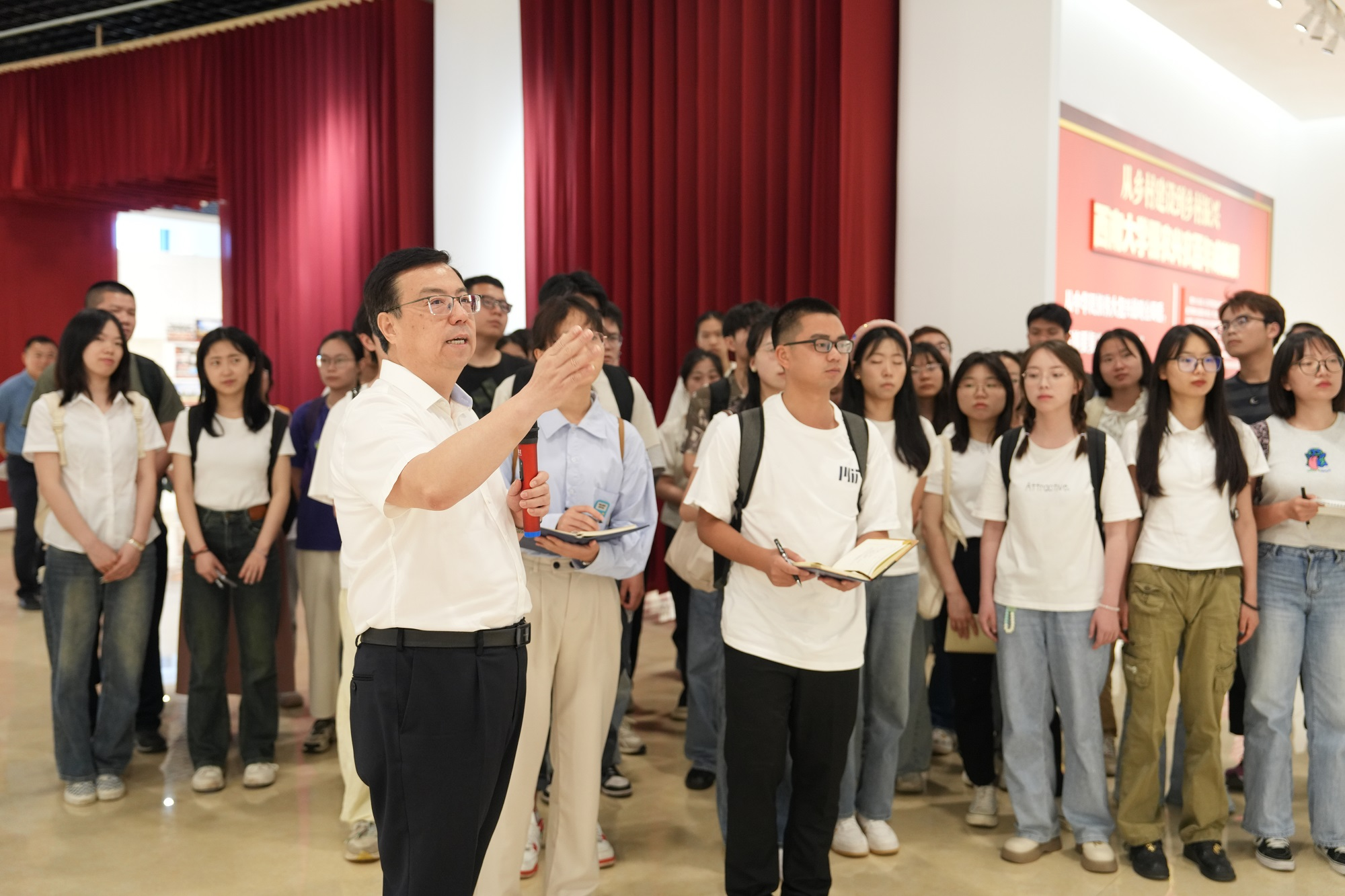 文件名称:王校长讲课.png原图大小:4.37MB