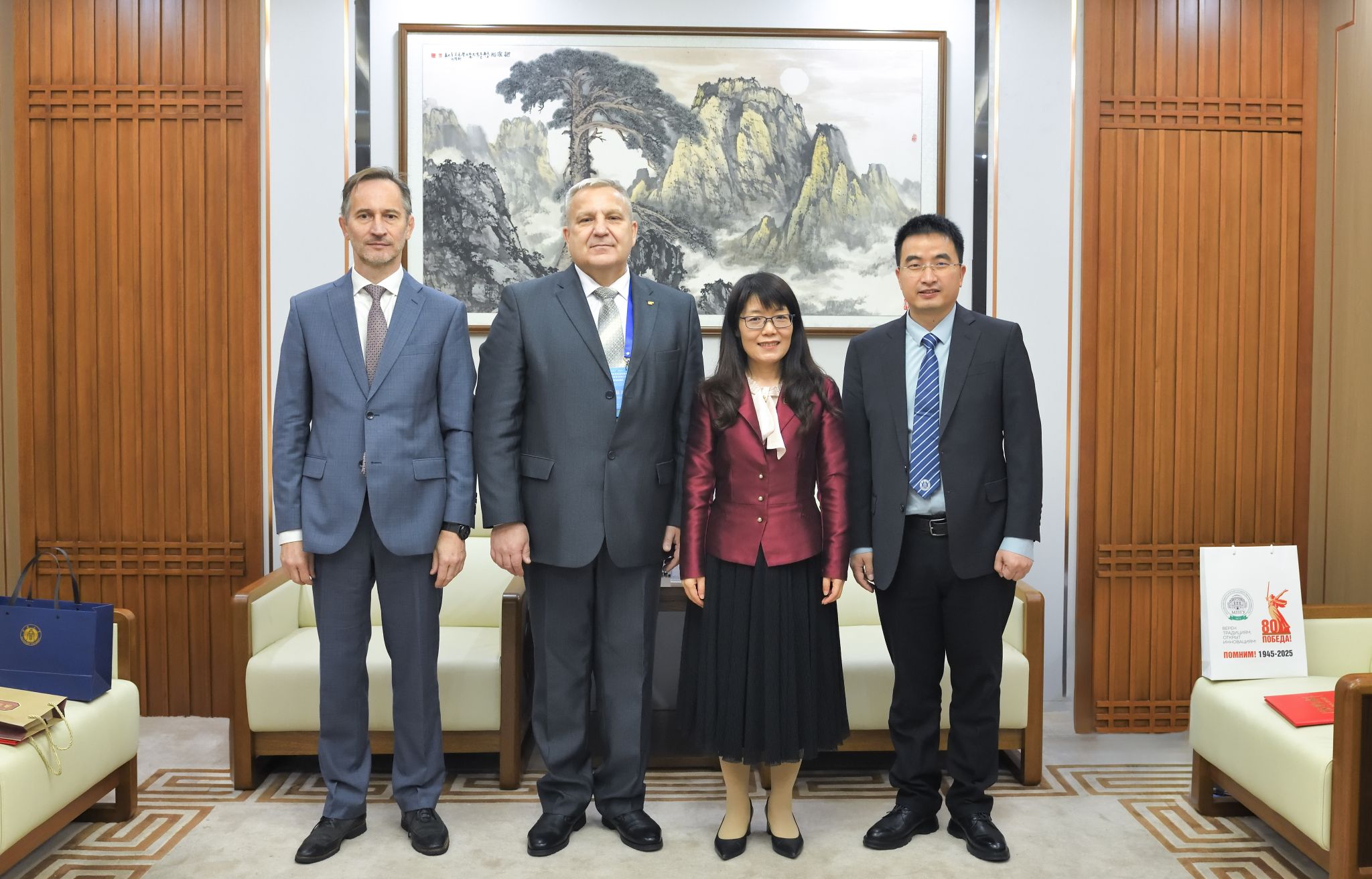 文件名称:赵校长会见俄罗斯高校.jpg原图大小:9.38MB